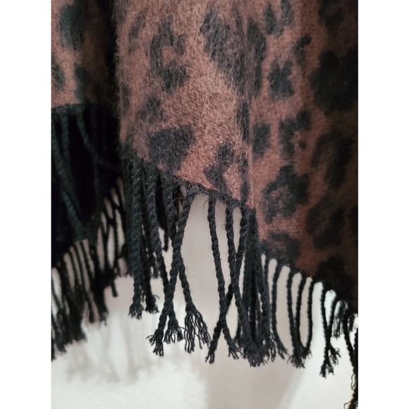 Leopard Print Shawl/Wrap/Cape - Picture 4 of 4